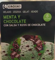 Helado de menta y chocolate con salsa y rizos de chocolate