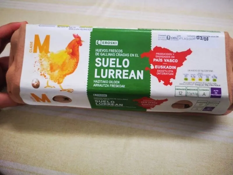 Huevos frescos de gallinas criadas en el suelo