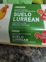 Huevos frescos de gallinas Criadas en el suelo
