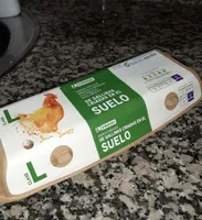 Huevos frescos de gallinas criadas en el suelo