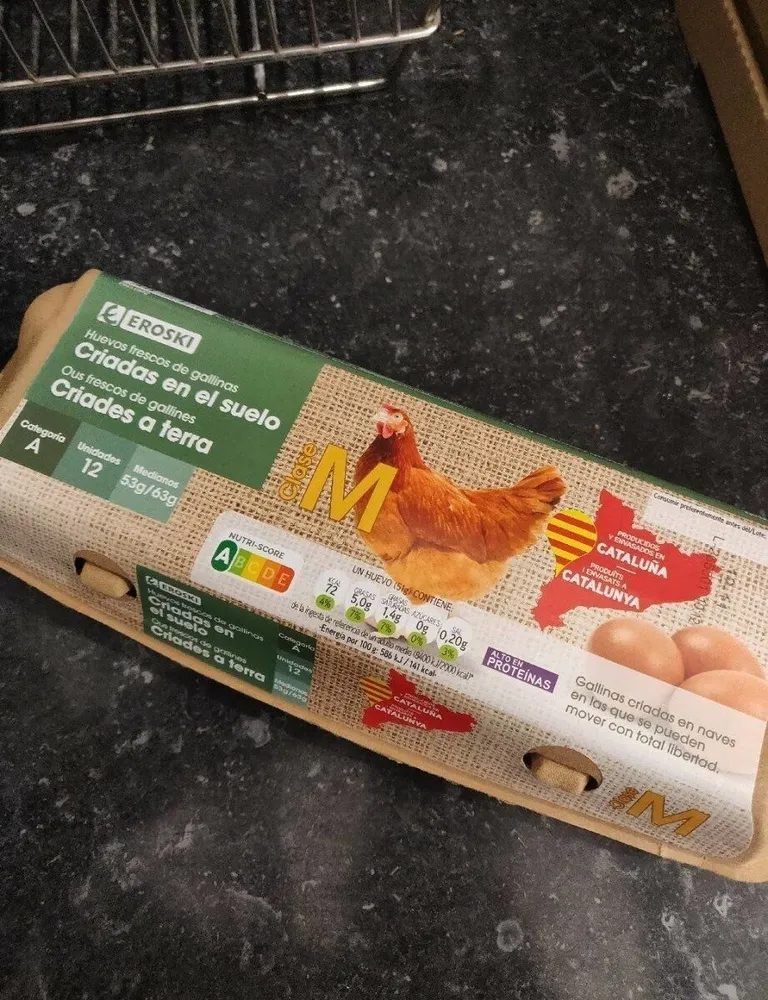 Huevos frescos de gallinas criadas en el suelo