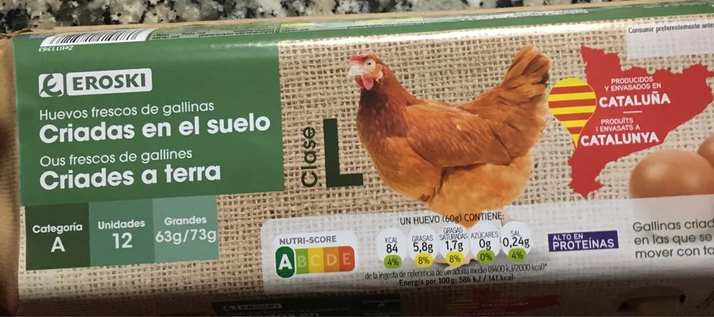 Huevos frescos de gallinas criadas en el suelo