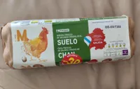 Huevos frescos de gallinas criadas en el suelo