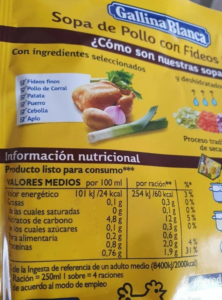 Sopa de pollo con fideos