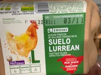 Huevos frescos de gallinas criadas en el suelo