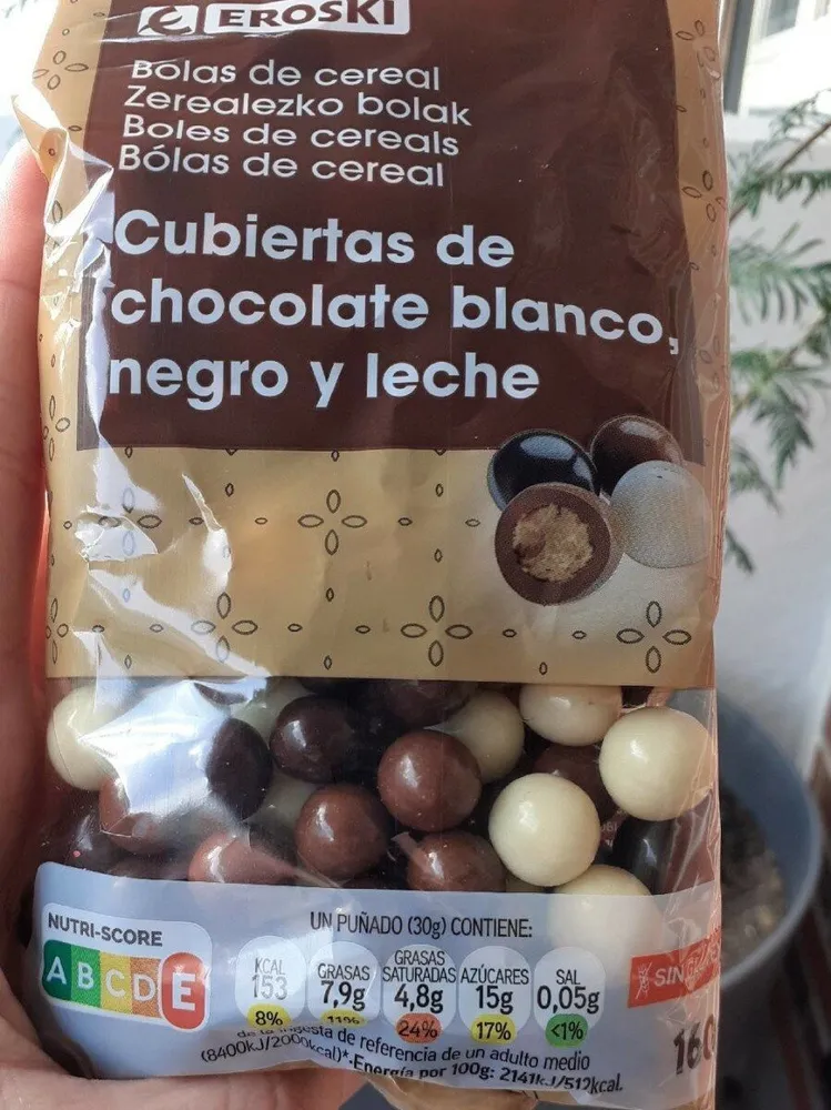 Bolas de cereal cubiertas de chocolate blanco, negro y leche