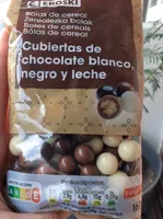 Bolas de cereal cubiertas de chocolate blanco, negro y leche