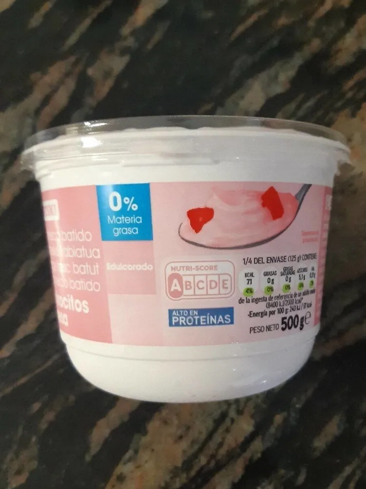 Queso fresco batido con trocitos de fresa
