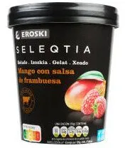 Helado mango con salsa de frambuesa