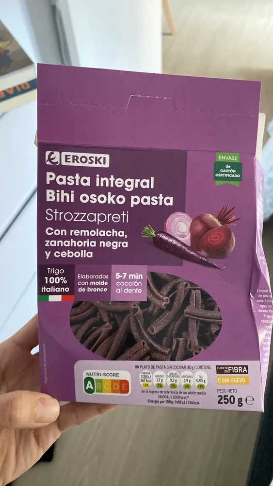 Pasta integral Strozzapreti con remolacha, zanahoria negra y cebolla