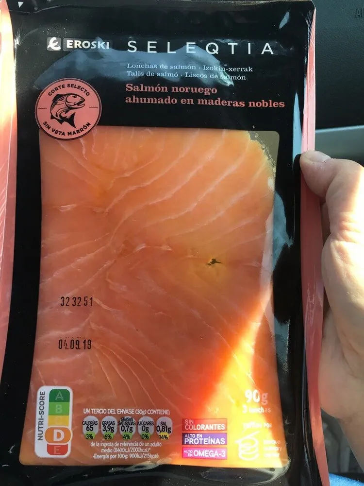 Salmón noruego ahumado en maderas nobles