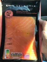 Salmón noruego ahumado en maderas nobles