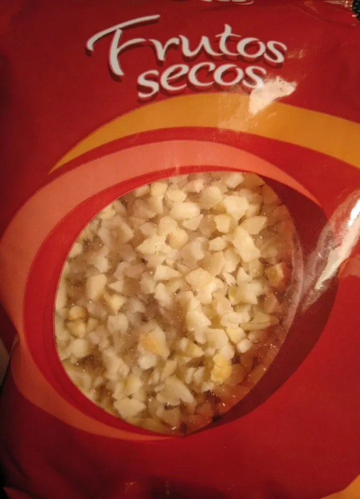Almendra sin piel troceada en cubos