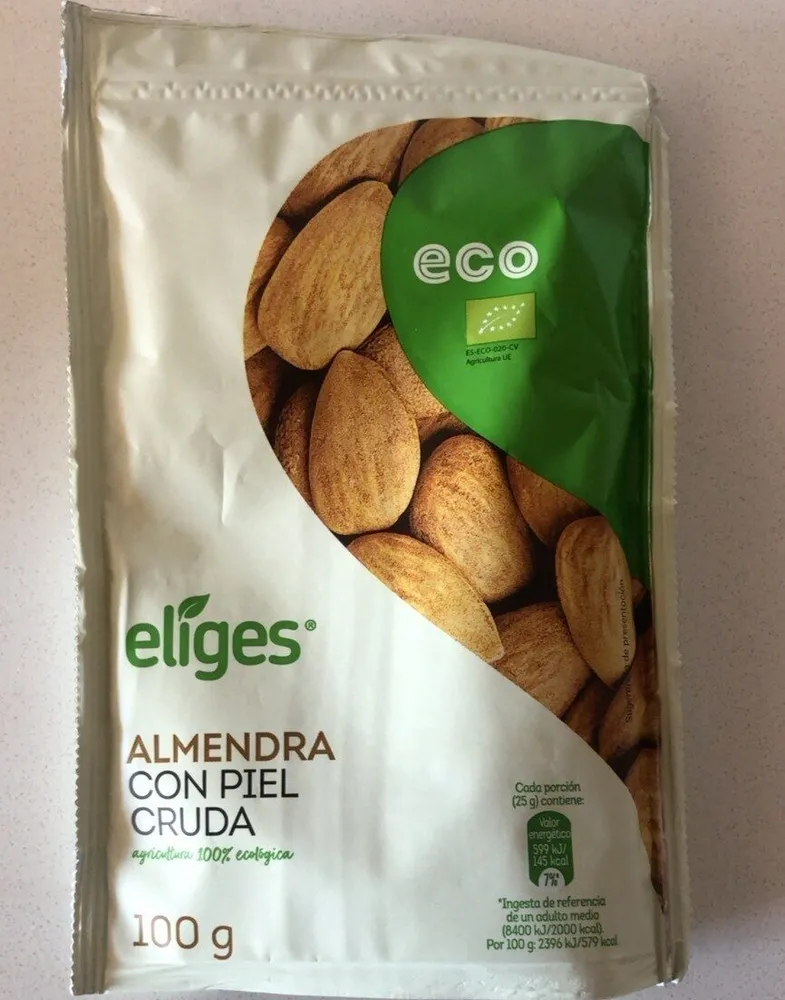 Almendra con piel cruda