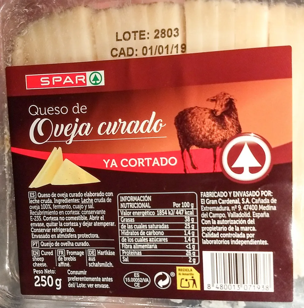 Queso de oveja curado cortado