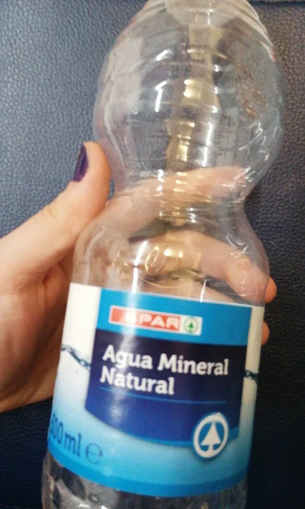 Agua mineral natural