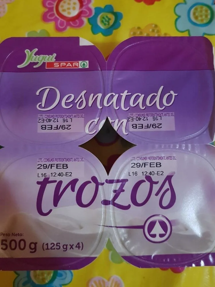Yugui desnatado con trozos de fresa