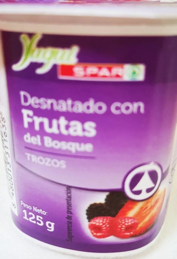 Yugui desnatado con frutas del bosque