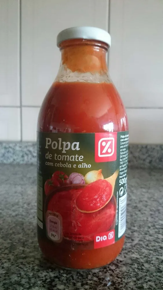 Polpa de tomate com cebola e alho