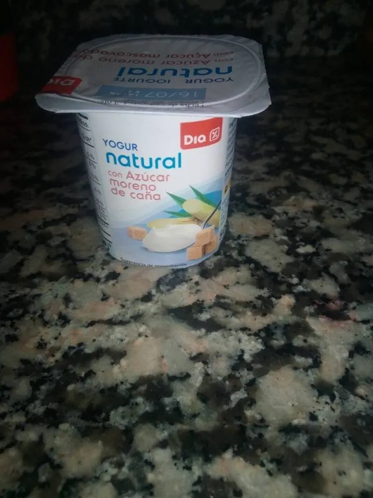Yogur natural con azúcar moreno