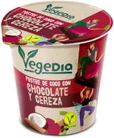 Postre de coco con chocolate y cereza
