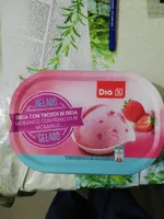 Helado fresa con trozos de fresa