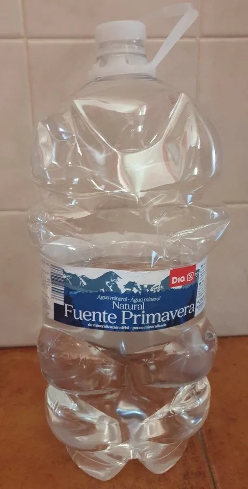 Agua mineral natural