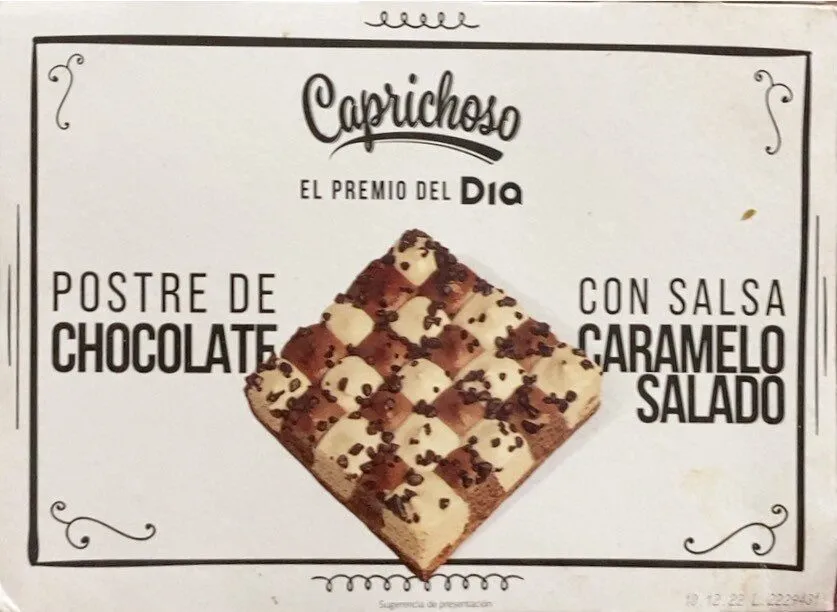Postre de chocolate con salsa de caramelo salado