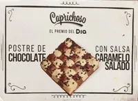 Postre de chocolate con salsa de caramelo salado