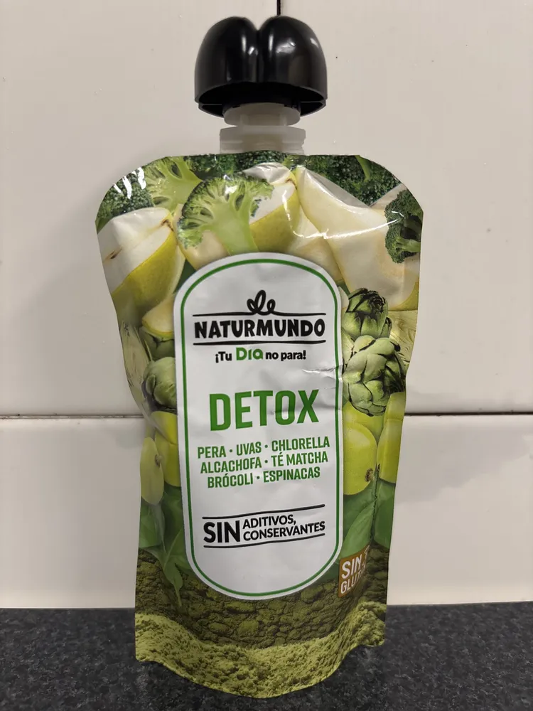 Detox pera, uvas, chlorella, alcachofa, té matcha, brócoli y espinacas