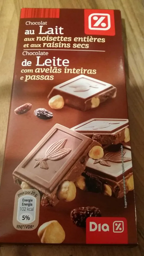 Chocolat au lait aux noisettes entières et aux raisins secs