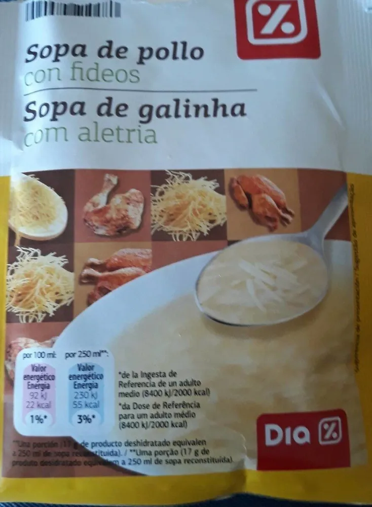 Sopa de pollo con fideos