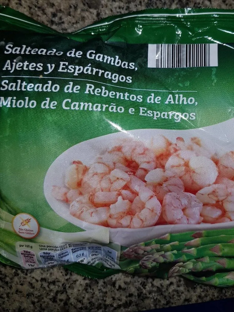 Salteado de gambas, ajetes y espárragos