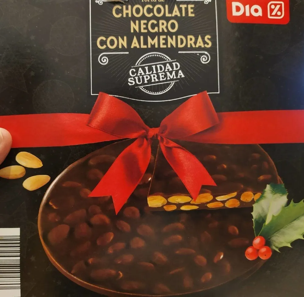 Torta de chocolate negro con almendras