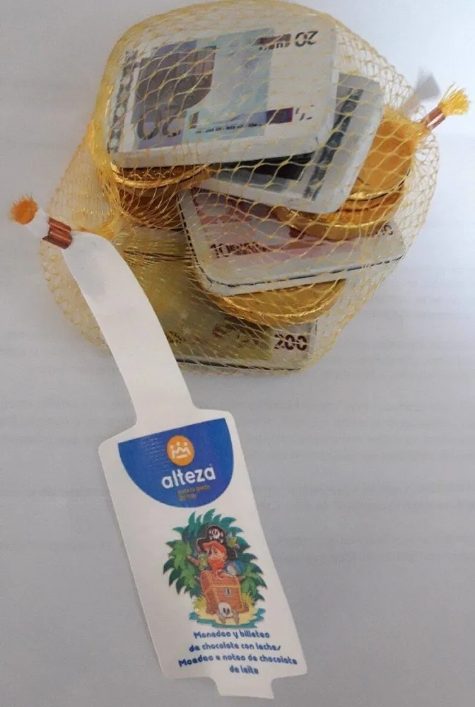 Monedas y billetes de chocolate con leche