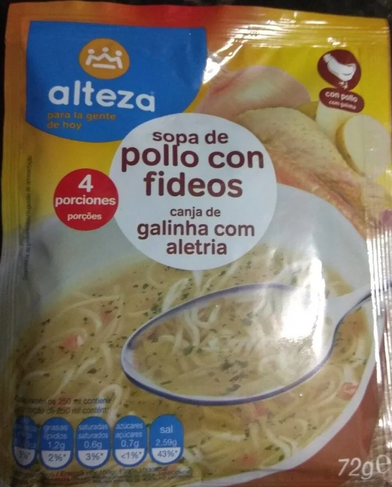 Sopa de pollo con fideos