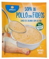 Sopa de pollo con fideos