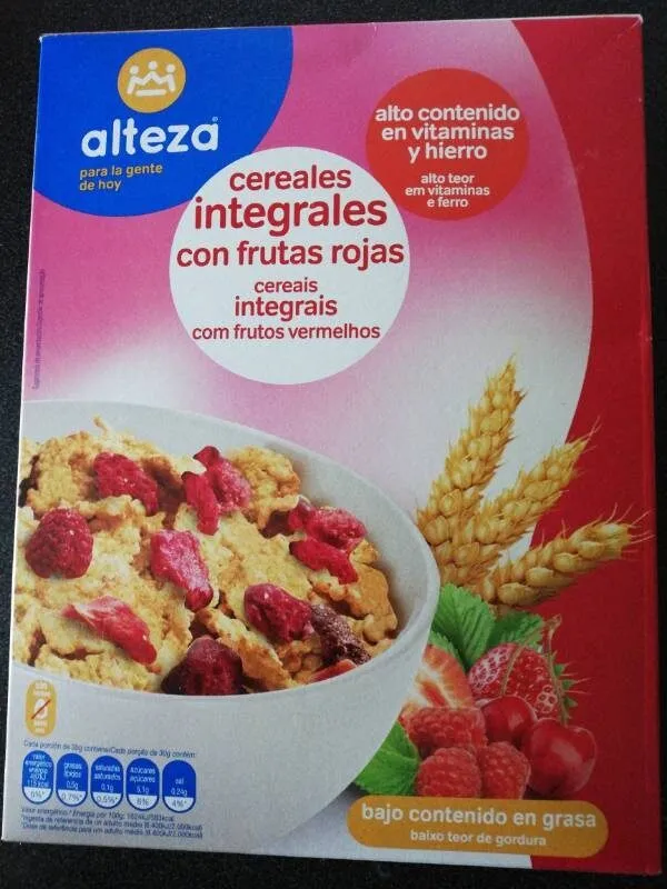 Cereales integrales con frutas rojas