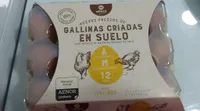 Huevos frescos de gallinas criadas en suelo