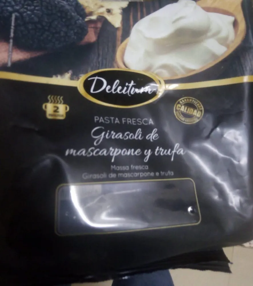 Pasta fresca girasoli de mascar pone y trufa