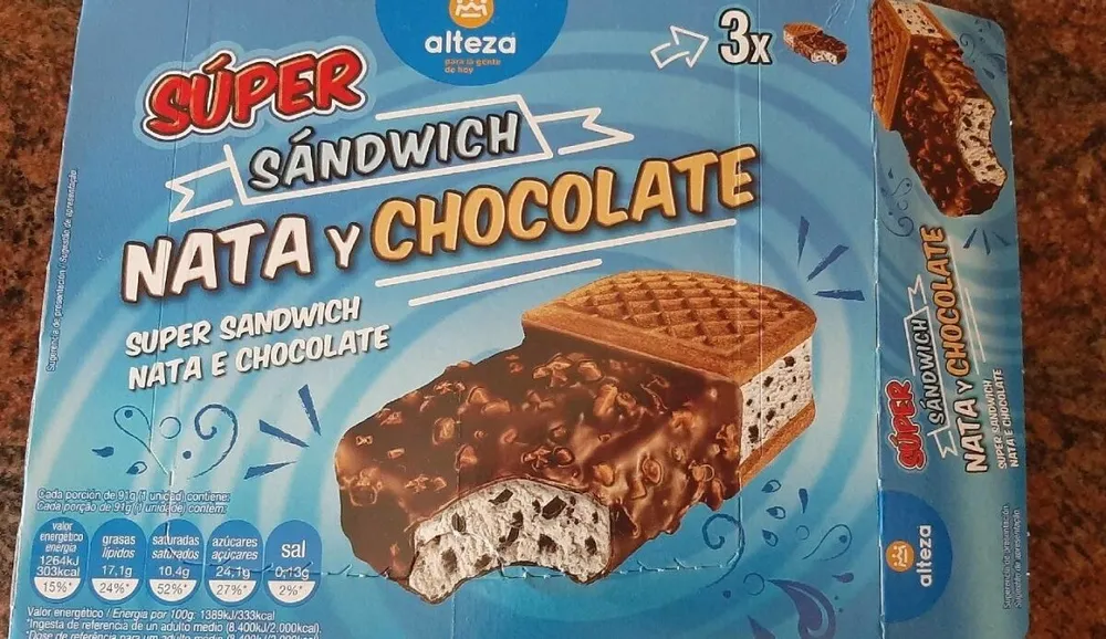 Helado sandwich nata y chocolate