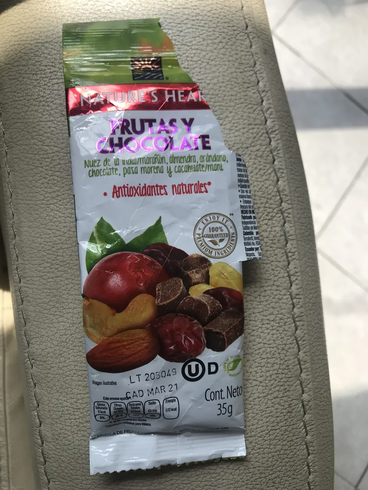 Mezcla de frutas, nueces y chocolate