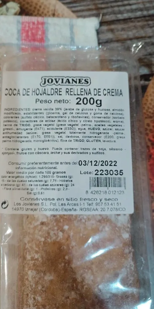 Coca de hojaldre rellena de crema