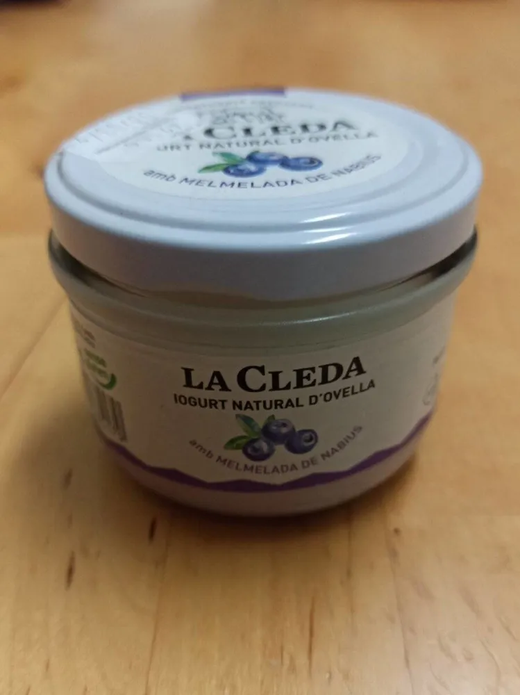 Iogurt natural d'ovella amb melmelada de nabius