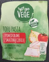 Tofu pasta z pomidorami i smażoną cebulą