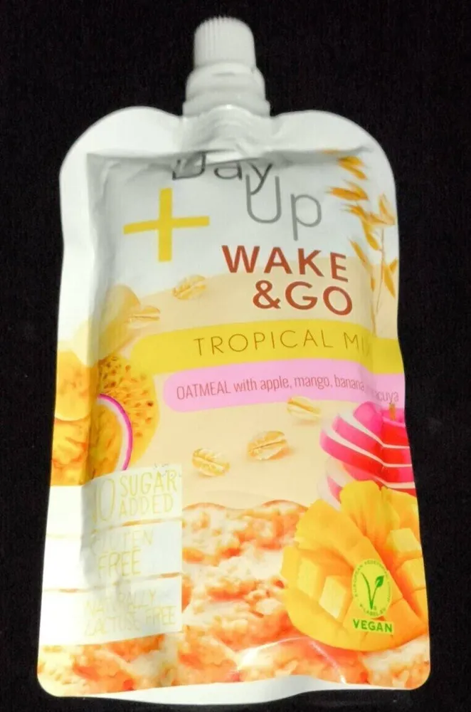 Oatmeal with apple, mango, banana, oats and passion fruit