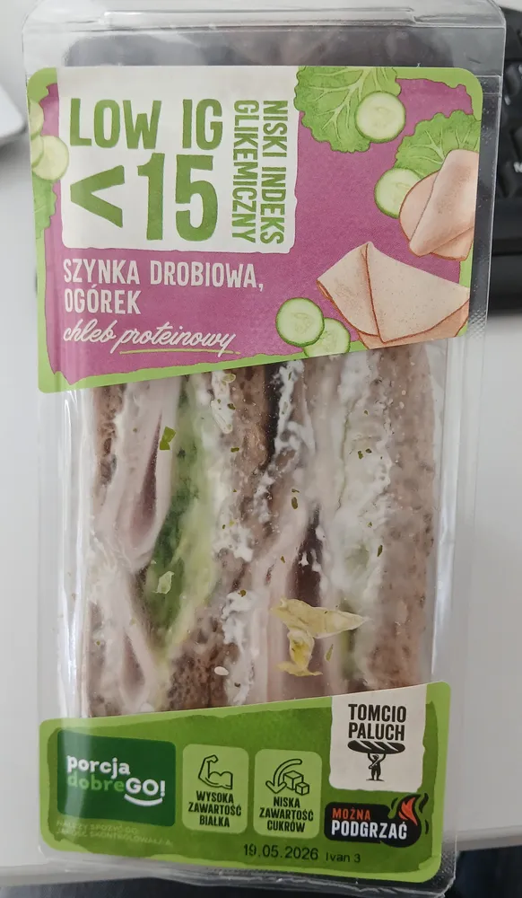 Kanapka trójkątna chleb proteinowy, szynka drobiowa, ogórek, sałata