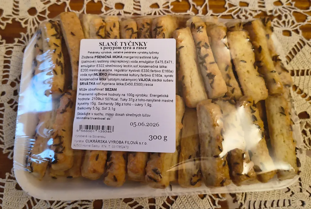 Slané tyčinky s posypom syra a rasce