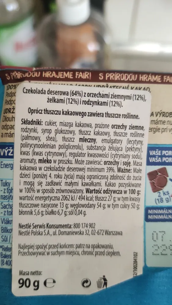 Czekolada deserowa (64%) z orzechami ziemnymi (13%), żelkami (12%) i rodzynkami (12%)