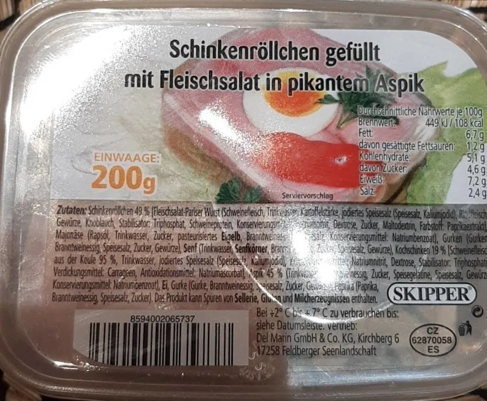 Schinkenröllchen gefüllt mit Fleischsalat in pikanten Aspik